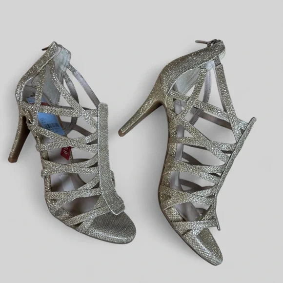 🔥CLEAR OUT🔥 Fergalicious by Fergie Gold Hattie Heels - Picture 3 of 9